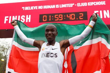 Eliud Kipchoge, de Kenia, celebra después de su exitoso intento de correr un maratón en menos de dos horas en Viena, Austria, el 12 de octubre de 2019