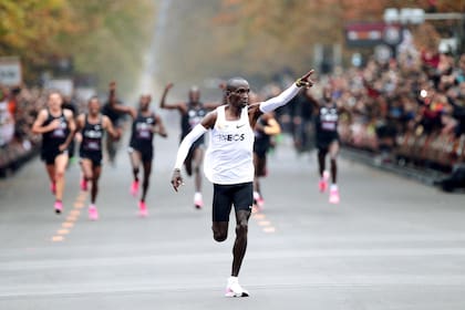 "Si tienes buenas zapatillas y no estás en forma, no puedes hacer nada. Al final, las zapatillas no son la respuesta. No te hacen correr rápido. Concentrémonos en el atleta real", dice Eliud Kipchoge