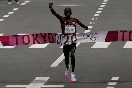 Eliud Kipchoge, of Kenya, celebrates after winning the gold medal in the men's marathon at the 2020 Summer Olympics, Sunday, Aug. 8, 2021, in Sapporo, Japan. (AP Photo/Shuji Kajiyama)