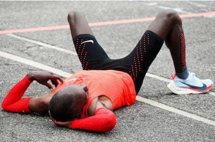Eliud Kipchpge reposa luego de correr 42,195km en 2h00m25s