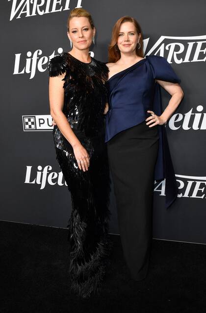 Elizabeth Banks, una de las homenajeadas durante el año anterior, y Amy Adams, premiada en esta edición por ayudar a los jóvenes a construir una adultez sostenible, posaron juntas sobre la black carpet. Mientras que la actriz y directora llamó la atención con un diseño de brillos y plumas, Adams optó por un discreto conjunto de dos piezas en azul marino y negro