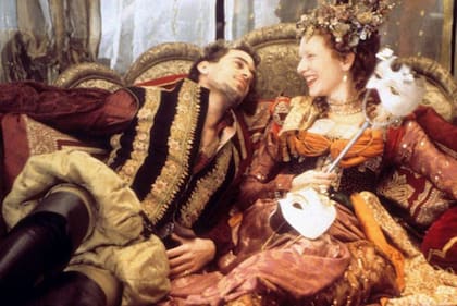 La película "Elizabeth" de Kapur, de 1998, explora la relación entre Isabel I y Dudley.