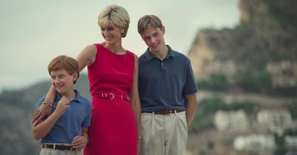 Elizabeth Debicki como Lady Di junto a unos jóvenes Harry y William