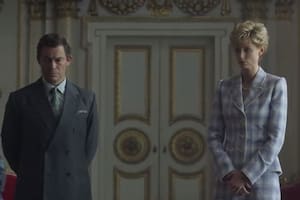 Elizabeth Debicki como Lady Di y Dominic West como el príncipe Carlos