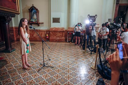 Elizabeth Gómez Alcorta, ministra de las Mujeres, Géneros y Diversidad, habla con la prensa