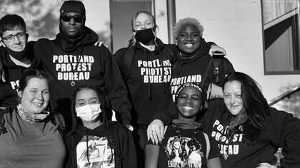 Elizabeth Gunn con sus compañeros de Portland Protest Bureau en 2020 (Cortesía Elizabeth Gunn/BBC Mundo)