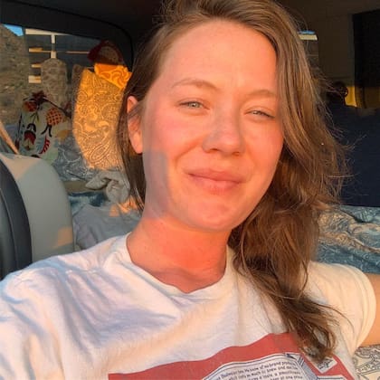 Elizabeth Hanks debió mudarse con su madre a Sacramento tras la separación de sus padres