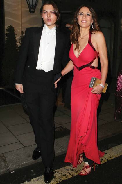 Elizabeth Hurley –con un vendaje en un pie– llegó del brazo de su hijo, el modelo Damian Hurley.