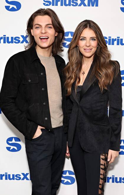 Elizabeth Hurley, de 58 años, y su hijo Damian, de 22, mantienen un vínculo muy estrecho y suelen asistir juntos a distintos eventos. El parecido físico entre ambos no deja de causar asombro
