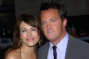 Elizabeth Hurley definió su experiencia en el set con Matthew Perry como "una pesadilla"