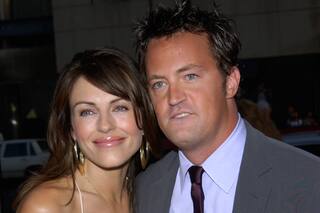 Elizabeth Hurley dio detalles de cómo fue trabajar con Matthew Perry en su peor época de adicciones