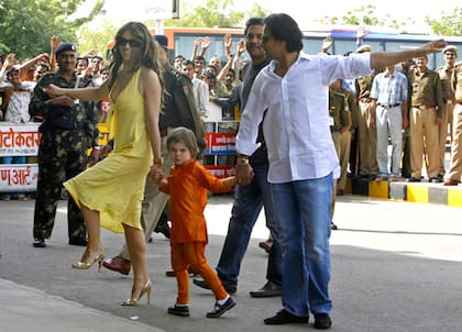 Elizabeth Hurley, junto a su hijo Damian y Arun Nayar