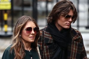 Liz Hurley se quebró durante un juicio por el secreto revelado que no quería que su hijo conociera