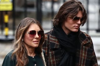 Liz Hurley se quebró durante un juicio por el secreto revelado que no quería que su hijo conociera