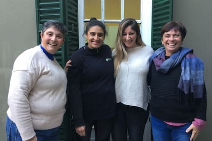 Elizabeth junto al equipo profesional de la Casa de la Mujer (de izq. a der.): Jorgelina Pereyra, directora, Mercedes Denessini, trabajadora social, y Fernanda Figueroa, psicóloga social.