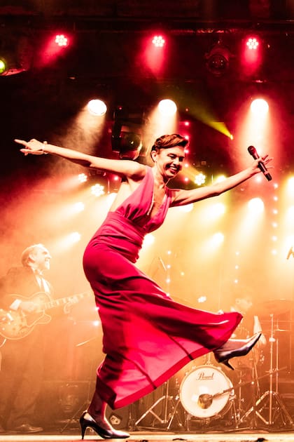 Elizabeth Karayekov se presenta una vez por mes con su big band en La Trastienda