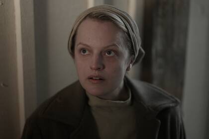 Elizabeth Moss, como June Osbourne