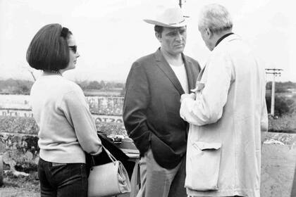 Elizabeth Taylor, Richard Burton y John Huston el el rodaje en México de La noche de la iguana