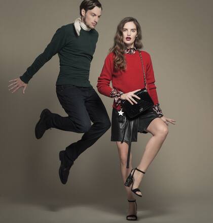 Ella: camisa de seda estampada, suéter de lana y minifalda de eco cuero (Giesso), cartera de charol (Blaquè), sandalias (Aldo en Grimoldi). Él: buzo de algodón (Lee), jean (Wrangler), pañuelo de seda al cuello (Cardón).