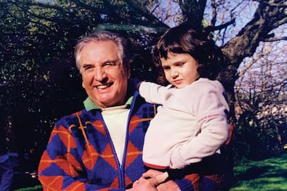 Ella en brazos de su abuelo Raúl. Uno de sus recuerdos más atesorados.