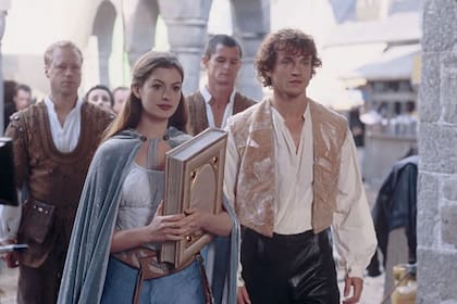 Ella está encantada se estrenó en 2004