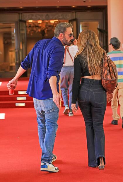 "Ella está tratando de ser amigable con Ben, sin embargo, siguen adelante con el divorcio", reveló una fuente cercana a la expareja