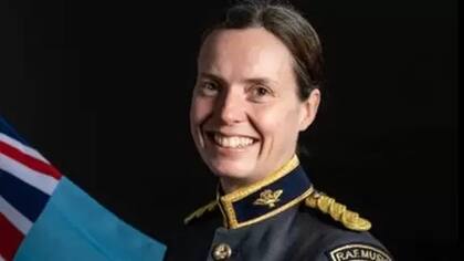 Ella sabía de amigos que se unieron al ejército del aire como músicos, buscando estabilidad y los siguió