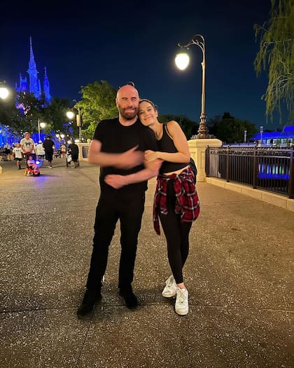 Ella y John Travolta juntos en Disney Land