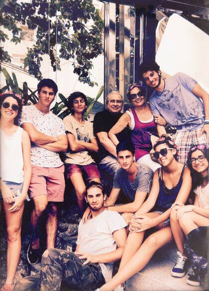 Ella y su marido con sus ocho nietos.