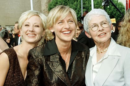 Anne Heche junto a Ellen y su madre, Betty, durante la ceremonia de los premios Emmy 1997