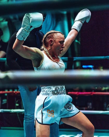 Elle Brooke debutó en el boxeo en julio, cuando enfrentó y venció por decisión unánime a AJ Bunker en Londres