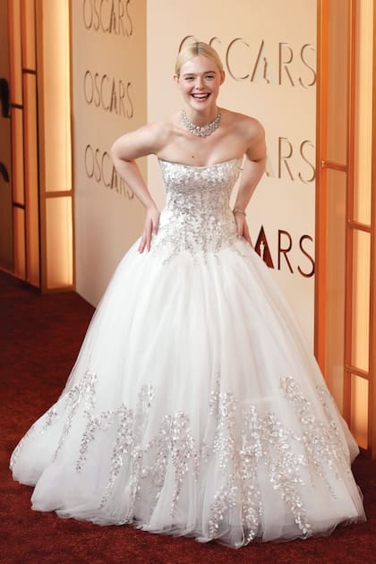 Elle Fanning –nominada como Mejor Actriz de Reparto por Sentimenal Value– fue la
sensación de la fiesta con su fabuloso vestido blanco etéreo con bordados de hojas
plateadas y una falda de tul voluminosa de Givenchy. ¿El detalle? Su imponente
collar de diamantes redondos en forma de glicinas, de 1903, de Cartier