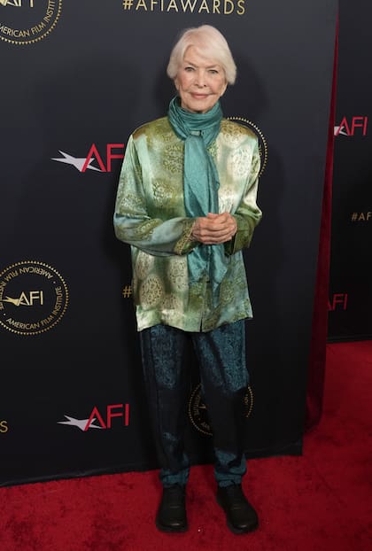 Ellen Burstyn eligió una blusa de seda estampada en tonos verdes