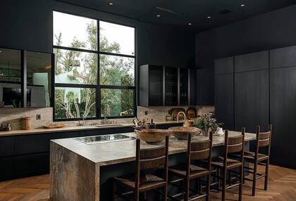 Parte de la cocina de la casa, a la que se puede acceder por afuera o por el propio living comedor contiguo