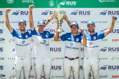 Ellerstina campeón, en el podio de 2020: Nicolás y Gonzalo (h.) Pieres, Hilario Ulloa y Facundo Pieres.