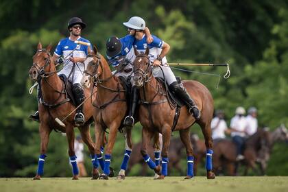 Hilario Ulloa, abrazo a Nicolás Pieres, festeja su primera conquista de Triple Corona; para el delantero de Lincoln, era una cuenta pendiente a sus 34 años.