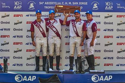 Ellerstina Pilot, con los tres hermanos Pieres, recientes campeones en San Jorge, van por otro título