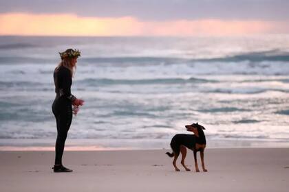 Ellidy con su perro a los pocos días de la muerte de Alex, durante un homenaje en el sitio de su fallecimiento