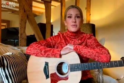 Ellie Goulding cantó su hit "Love me like you do"