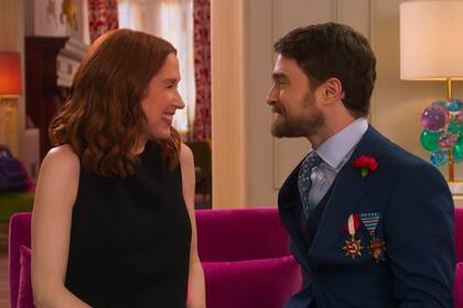 Ellie Kemper y Daniel Radcliffe en el film de Netflix