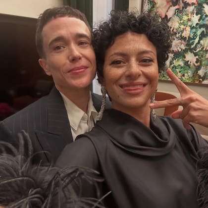 Elliot junto a su novia Julia, con quien confirmó su relación en junio del 2025