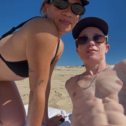 Elliot jutno a su novia Julia en la playa