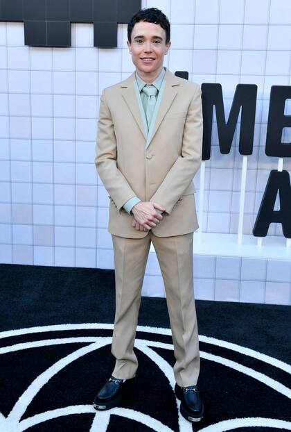 Elliot Page asistió a la premiere de la cuarta temporada de The Umbrella Academy con un look impecable. El actor optó por un traje beige con detalles en la solapa aguamarina, el color de la camisa y la corbata