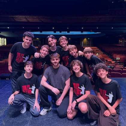 Elliott Hanna en el Teatro Ópera junto al elenco de la versión argentina de Billy Elliot (Foto: Instagram @billyelliotargentina)
