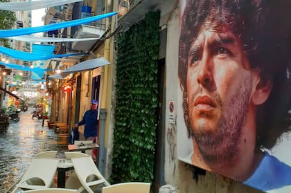 "Ellos sienten ese lazo con nosotros, y por supuesto, les brota la palabra `Maradona´ como si fuese un hilo conductor que une nuestras culturas para siempre…”