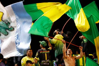 Ellos también: los fans de Aldosivi despliegan sus banderas antes del partido contra Boca 