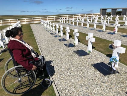 Elma Pelozo fue dos veces a Malvinas. Su primer viaje ocurrió en 1997, a 15 años del conflicto, en el marco de una visita organizada por la Cruz Roja