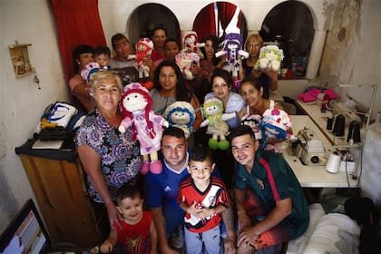 Elma Vega, abajo, a la izquierda, orgullosa con sus mu?ecas y acompa?ada por la familia y colaboradoras