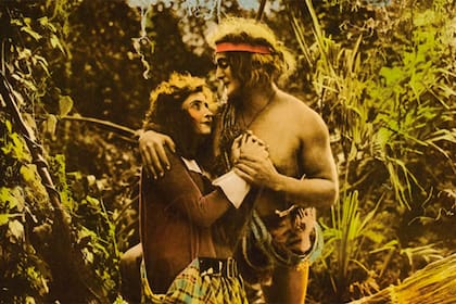 Elmo Lincoln y Enid Markey, en un fotograma de la película Tarzan of the Apes (1918)