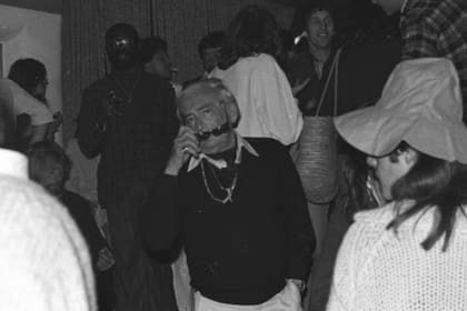 Elmyr de Hory en una fiesta en Ibiza